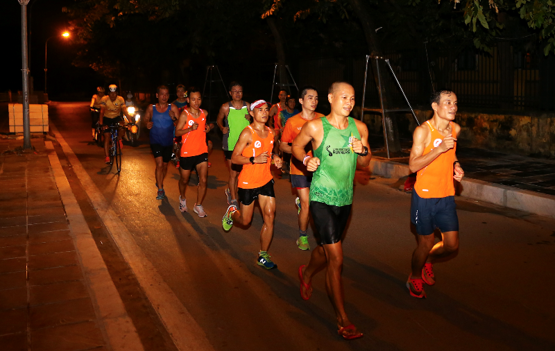 Chạy theo cung đường VPBank Hanoi Marathon, thấy một Hà Nội lãng mạn đêm Thu