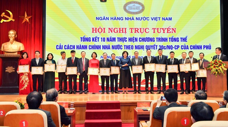 Thống đốc Ngân hàng Nhà nước trao bằng khen về cải cách hành chính cho TPBank