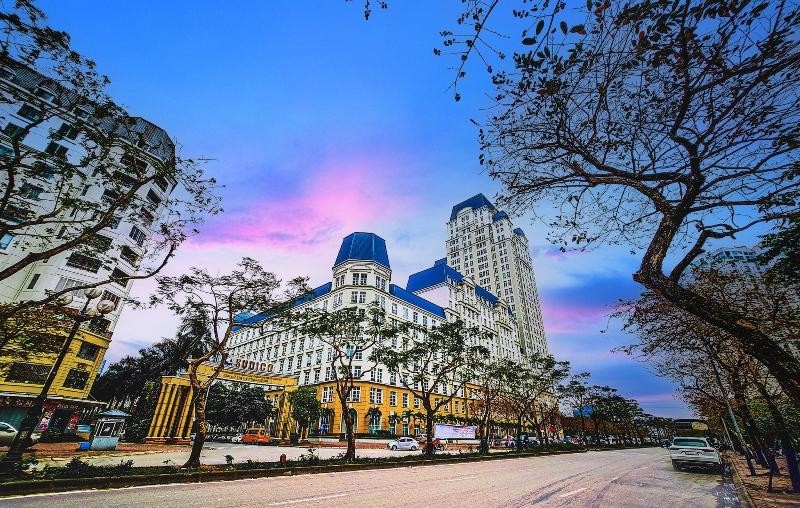 Hoàng hôn thơ mộng ở The Manor Hanoi.