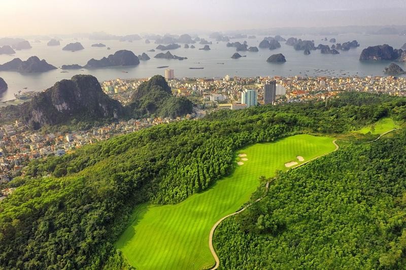 FLC Golf Club Ha Long, một trong những sân golf được du khách yêu thích.