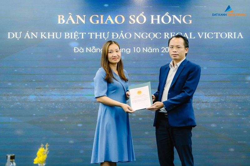 Đất Xanh Miền Trung tổ chức lễ bàn giao sổ hồng biệt thự Regal Victoria đến chủ nhân.