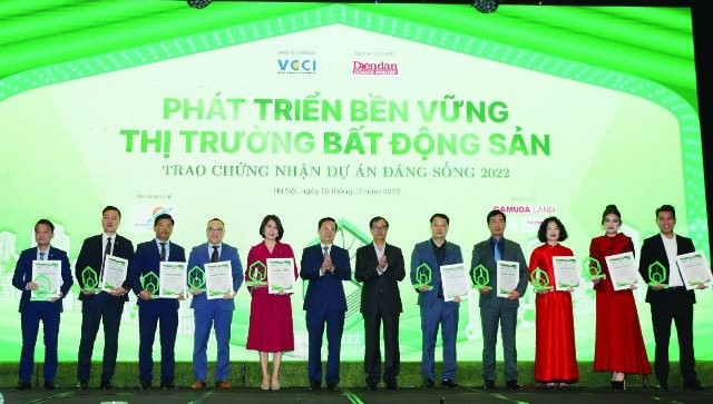 Ban Tổ chức trao chứng nhận cho các dự án được bình chọn “Dự án đáng sống 2022”.