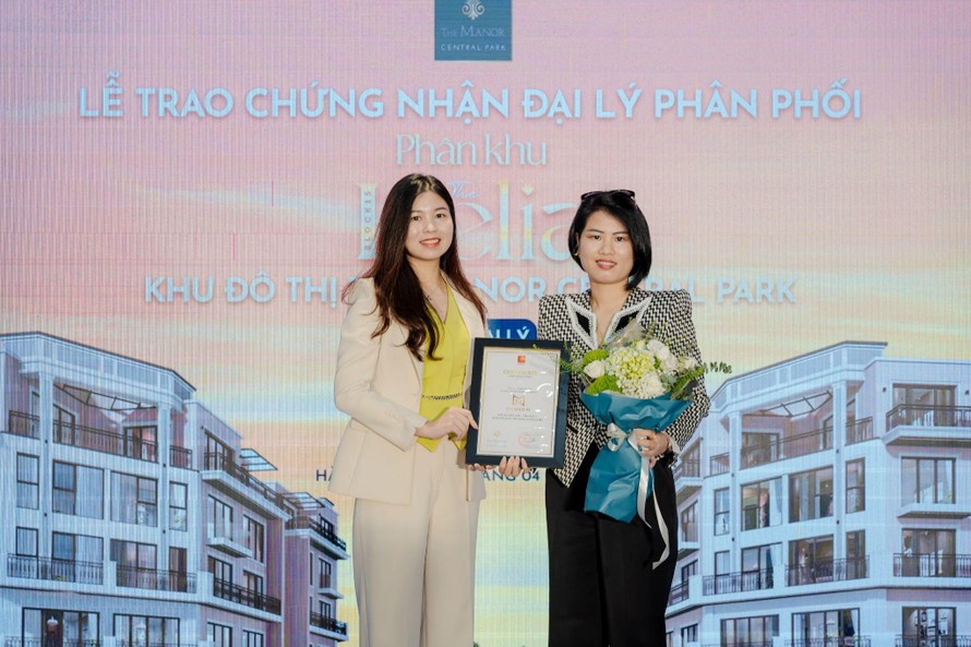  Đại diện Chủ đầu tư trao chứng nhận Tổng đại lý cho Grand M 