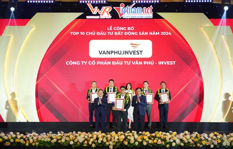  Đại diện Văn Phú – Invest nhận chứng nhận Top 10 chủ đầu tư bất động sản năm 2023.
