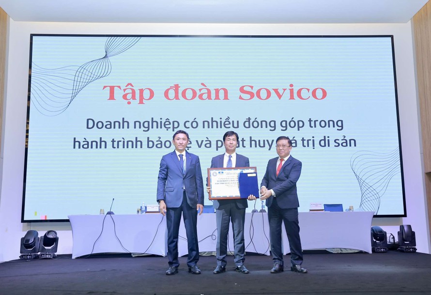 Ông Bolat Akchulakov, Chủ tịch Liên hiệp Unesco Thế giới và ông Nguyễn Tuấn Anh, Phó trưởng ban Công tác Đại biểu, UB Thường vụ Quốc hội trao chứng nhận vinh danh Tập đoàn Sovico Group, doanh nghiệp có nhiều đóng góp trong hành trình bảo tồn và phát huy giá trị di sản 2024.