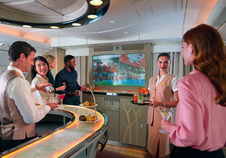 Hành khách có thể giao lưu tại Phòng chờ trên máy bay A380 nổi tiếng của Emirates.