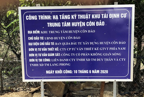 Bảng thông tin dự án “phá rừng dầu làm khu tái định cư”. Ảnh: Tuổi Trẻ Online