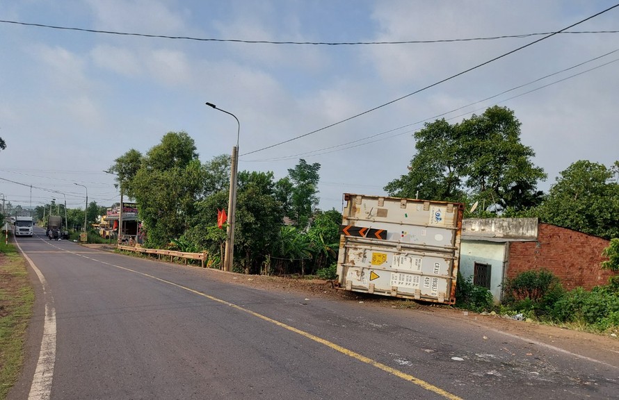 Hiện trường chiếc container ôm cua bay thùng xe vào nhà dân. Ảnh: Xuân Thời