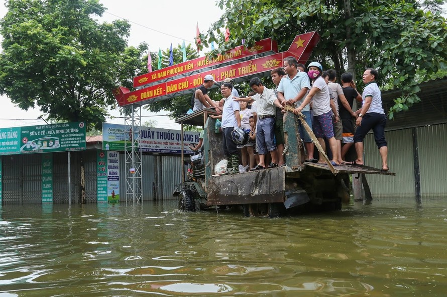 Chiếc công nông này là phương tiện duy nhất hoạt động hết công suất phục vụ bà con xã Nam Phương Tiến đi lại.