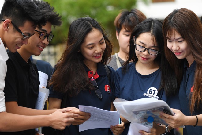 Điểm chuẩn đồng loạt giảm, thí sinh ồ ạt vào đại học?