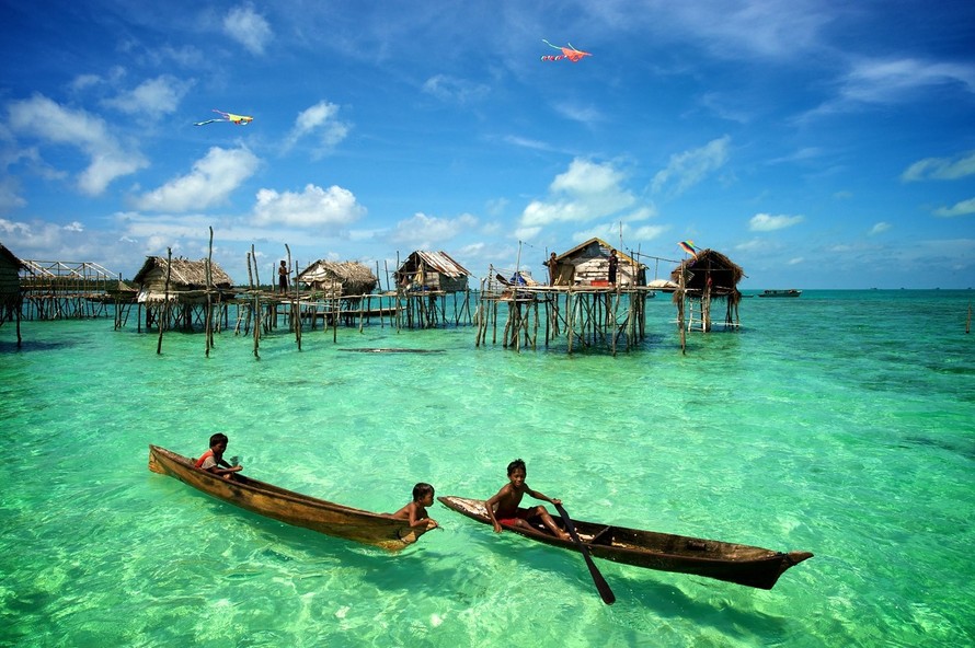 Trẻ em Bajau từ bé đã quen thuộc với biển cả. (Ảnh: Getty)