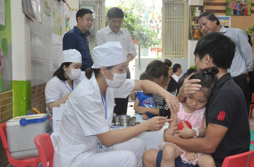 Tiêm vaccine phòng bệnh là cần thiết và bắt buộc với trẻ em, phụ nữ có thai (ảnh H.D).