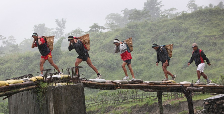 Tập luyện vác đá chạy 5 km của người Ghurkha. Telegraph.