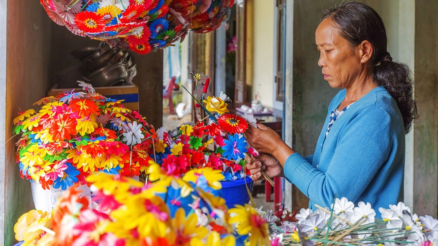 Làng nghề làm hoa giấy Thanh Tiên, Huế.