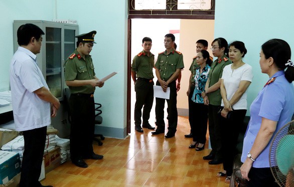 Công bố quyết định khởi tố đối với bà Nguyễn Thanh Nhàn (thứ hai từ phải sang) - phó trưởng phòng khảo thí và quản lý chất lượng, Sở GD-ĐT tỉnh Sơn La Ảnh: Công an tỉnh Sơn La