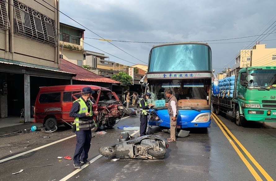 Tài xế say rượu giết chết 2 người khi đang lái xe ở tốc độ cao ở phía bên trái đường ở thành phố Đài Trung.