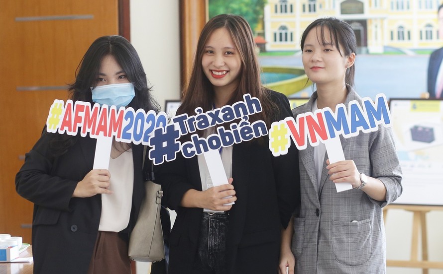 Các bạn trẻ tham dự vòng chung kết cuộc thi "Trả xanh cho biển" 2020. Ảnh: VNE.