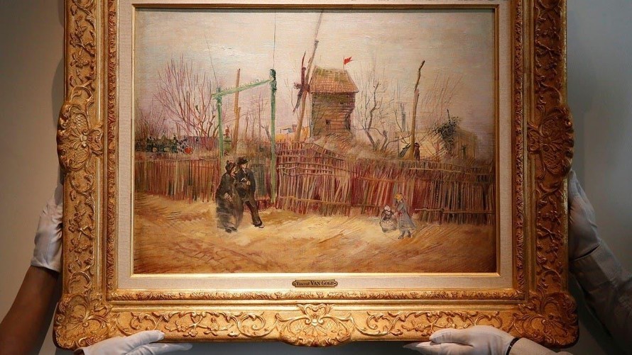 Cảnh phố Montmartre được vẽ vào mùa xuân năm 1887, ba năm trước khi Vangogh qua đời. Bức tranh miêu tả những người dân Paris đi dạo trên một quả đồi với khung cảnh có phần vắng vẻ.