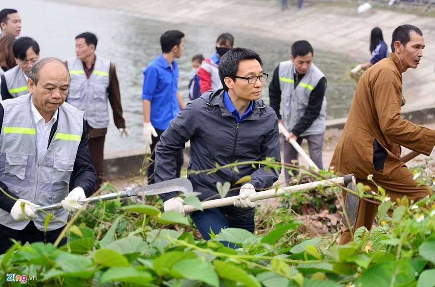 Phó Thủ tướng Vũ Đức Đam cùng sinh viên dọn rác