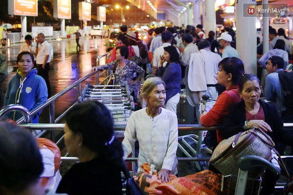 Sân bay Tân Sơn Nhất rất nhiều lần rơi vào tình trạng quá tải. Ảnh: Kenh15