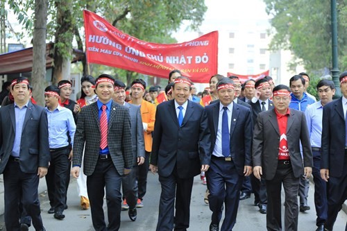 Phó Thủ tướng thường trực Trương Hoà Bình, Phó Chủ tịch chuyên trách Ủy ban ATGT Quốc gia Khuất Việt Hùng, Tổng biên tập Báo Tiền Phong Lê Xuân Sơn cùng các khách mời chuẩn bị lễ diễu hành