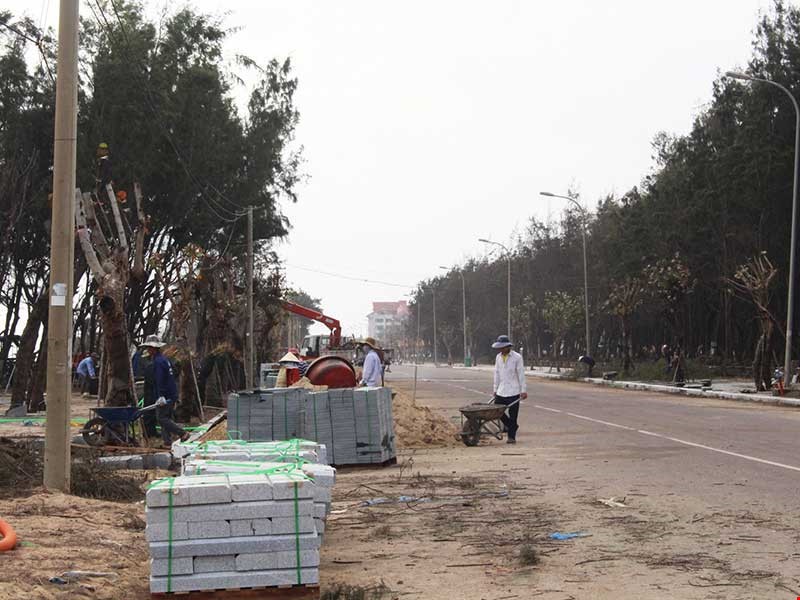 Thi công cải tạo, chỉnh trang đường Độc Lập ven biển TP Tuy Hòa, Phú Yên. Ảnh: Tấn Lộc