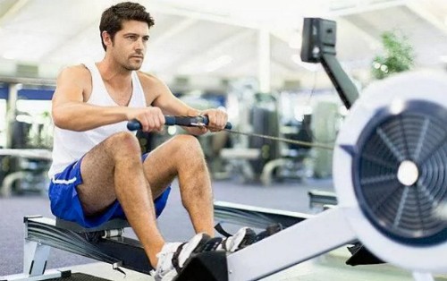 Tập gym quá độ ảnh hưởng tiêu cực đến đời sống tình dục của phái mạnh. Ảnh: Alamy.