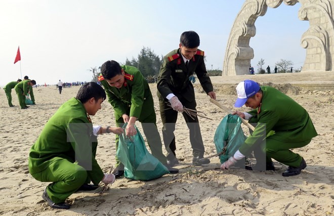 Lễ phát động thu hút đông đảo cán bộ, các đoàn viên thanh niên tham gia dọn rác tại bãi biển Xuân Thành. (Ảnh: Công Tường/TTXVN)