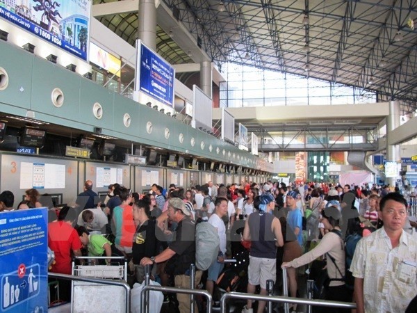 Hành khách chờ làm thủ tục lên chuyến bay. (Ảnh: Việt Hùng/Vietnam+)