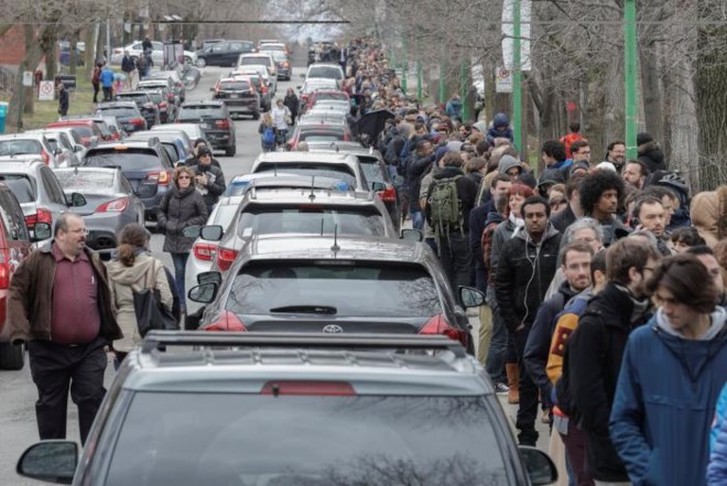 Hàng dài cử tri Pháp chờ bỏ phiếu tại Montreal, Canada. Ảnh: Reuters