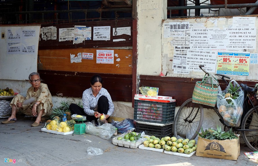 Nhiều ngõ phố Hà Nội "chằng chịt" quảng cáo vặt. Ảnh: Lê Hiếu