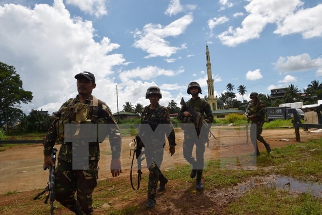 Binh sỹ Philippines tuần tra tại Marawi, Mindanao ngày 19/6. (Nguồn: AFP/TTXVN)