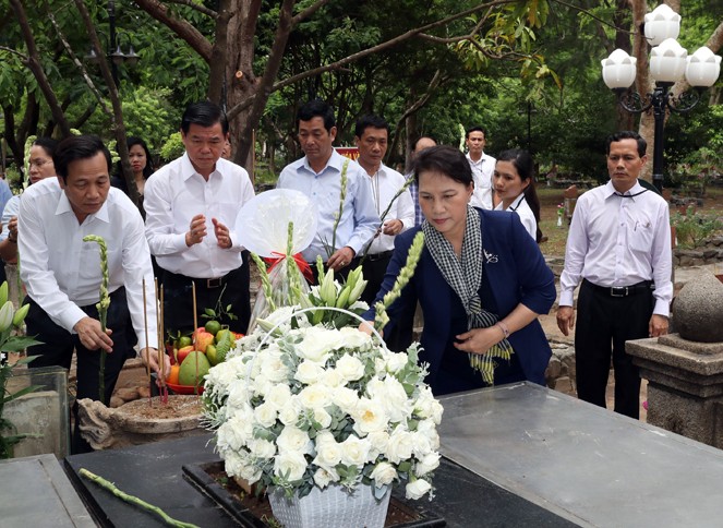 Chủ tịch Quốc hội Nguyễn Thị Kim Ngân dâng hương tưởng niệm các anh hùng liệt sĩ tại Nghĩa trang Hàng Dương, Côn Đảo. Ảnh: Cổng TTĐT Quốc hội