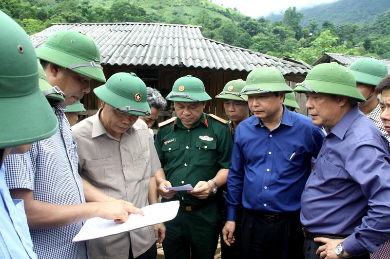 Đoàn công tác của Bộ Nông nghiệp và Phát triền nông thôn thị sát tình hình thiệt hại tại bản Hua Nặm, xã Nặm Păm