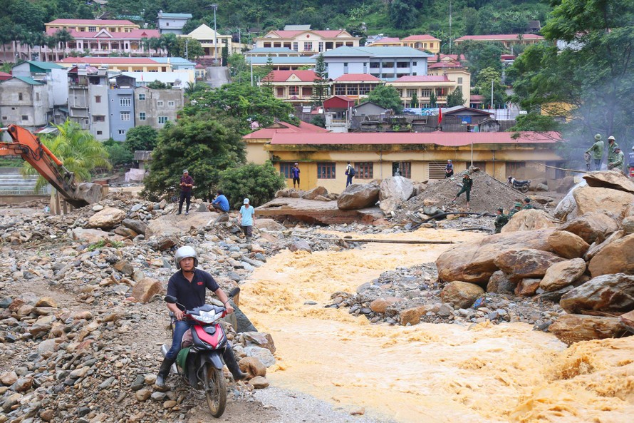 Hơn 10 ngôi nhà bị san phẳng. (Ảnh: Phạm Dự)