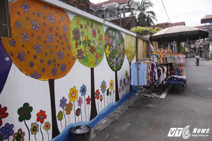 Mới hoàn thành trong mấy ngày qua, nhưng con đường bích họa này đã tạo nên bộ mặt khang trang, sạch sẽ cho vùng quê yên bình