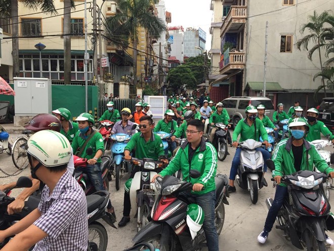 Grab tăng chiết khấu 5%, tài xế GrabBike rủ nhau tắt ứng dụng