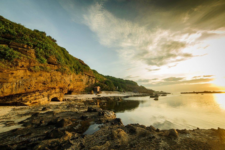 Bãi biển trước chùa Hang, Lý Sơn