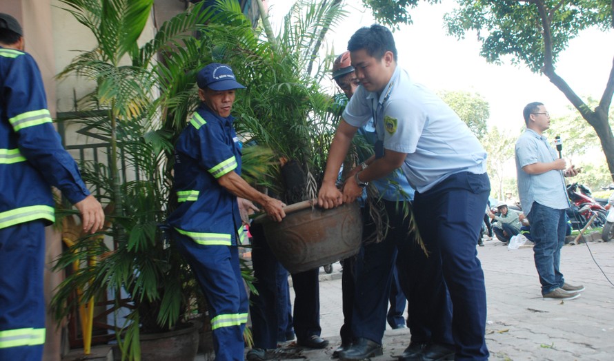 Các anh em lực lượng đô thị quận chỉ nhận lương 2 triệu đồng và không có bảo hiểm xã hội (Ảnh: Thanh Niên)