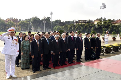 rước anh linh Chủ tịch Hồ Chí Minh, các đại biểu kính cẩn nghiêng mình bày tỏ lòng tưởng nhớ với lòng biết ơn vô hạn lãnh tụ vĩ đại, người thầy kính yêu của Đảng, của dân tộc ta