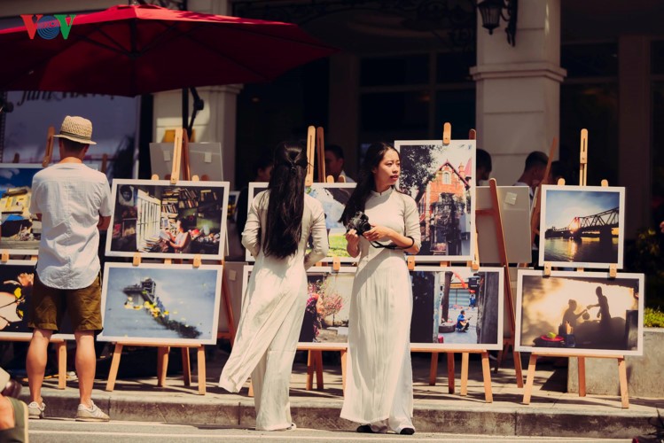 Bắt gặp bóng áo dài thướt tha của thiếu nữ một ngày nắng thu khiến người ta băn khoăn tự hỏi “Có phải em là mùa thu Hà Nội?”, có phải em khiến mùa thu Hà Nội dịu dàng và nhiều thương nhớ đến vậy chăng?