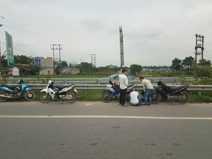 Xe máy, ô tô dính cả chùm đinh trên cao tốc Hà Nội - Bắc Giang Ảnh Khôi Minh