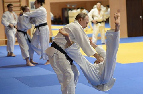 Tổng thống Nga Vladimir Putin trong một buổi luyện tập cùng thành viên đội tuyển judo quốc gia Nga. Ảnh: Sputnik