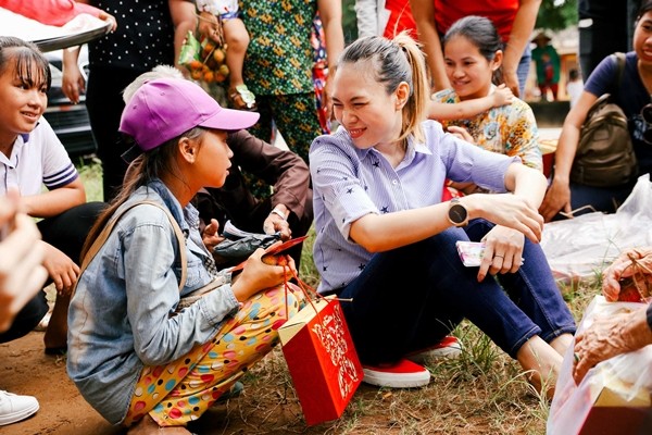 Mỹ Tâm ngồi bệt xuống cỏ bên người nghèo làm “đốn tim” người hâm mộ