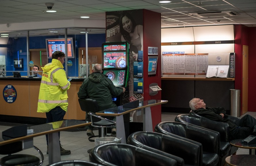 Một máy đánh bạc được lắp trong cửa hiệu cá cược ở thủ đô London, Anh. (Nguồn: Reuters).