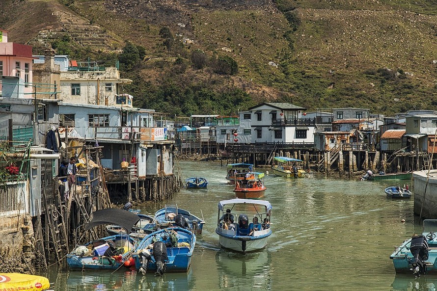 Tai O với những ngôi nhà Pang uk trên những chiếc cột kèo chênh vênh sóng biển...