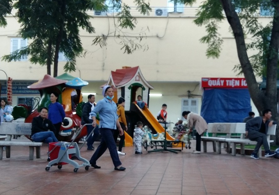 Sân chơi cho trẻ em ở BV Nhi lúc nào cũng đông đúc