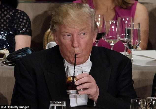 Tổng thống Mỹ Donald Trump uống 12 lon soda mỗi ngày