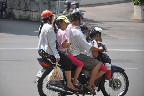 Chở người bệnh, xe máy có được phép “tăng ba“?