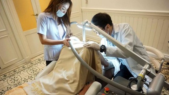 Nở rộ dịch vụ làm trắng 'cậu nhỏ' bằng laser